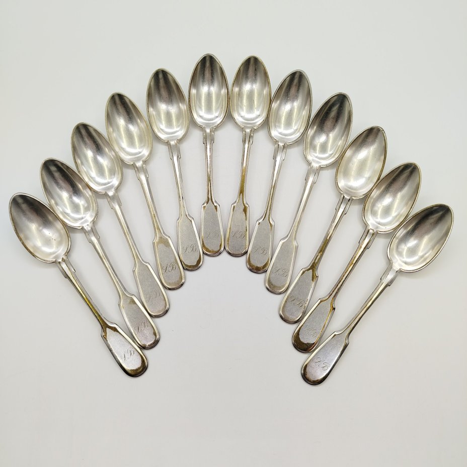 Набор из двенадцати десертных ложек с инициалами "Y.B." на черенках