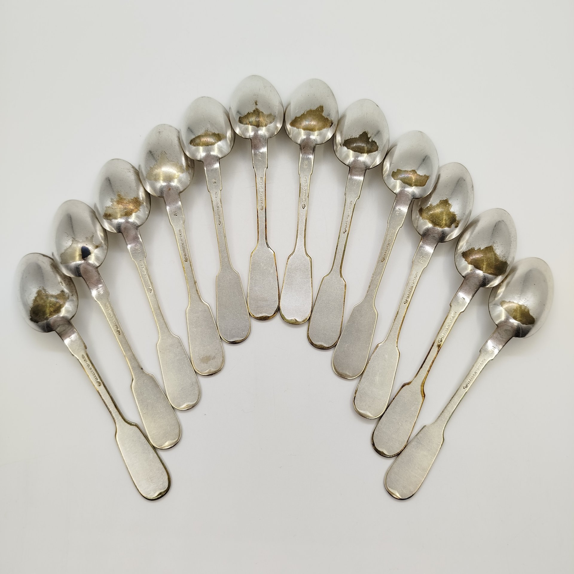Набор из двенадцати десертных ложек с инициалами "Y.B." на черенках