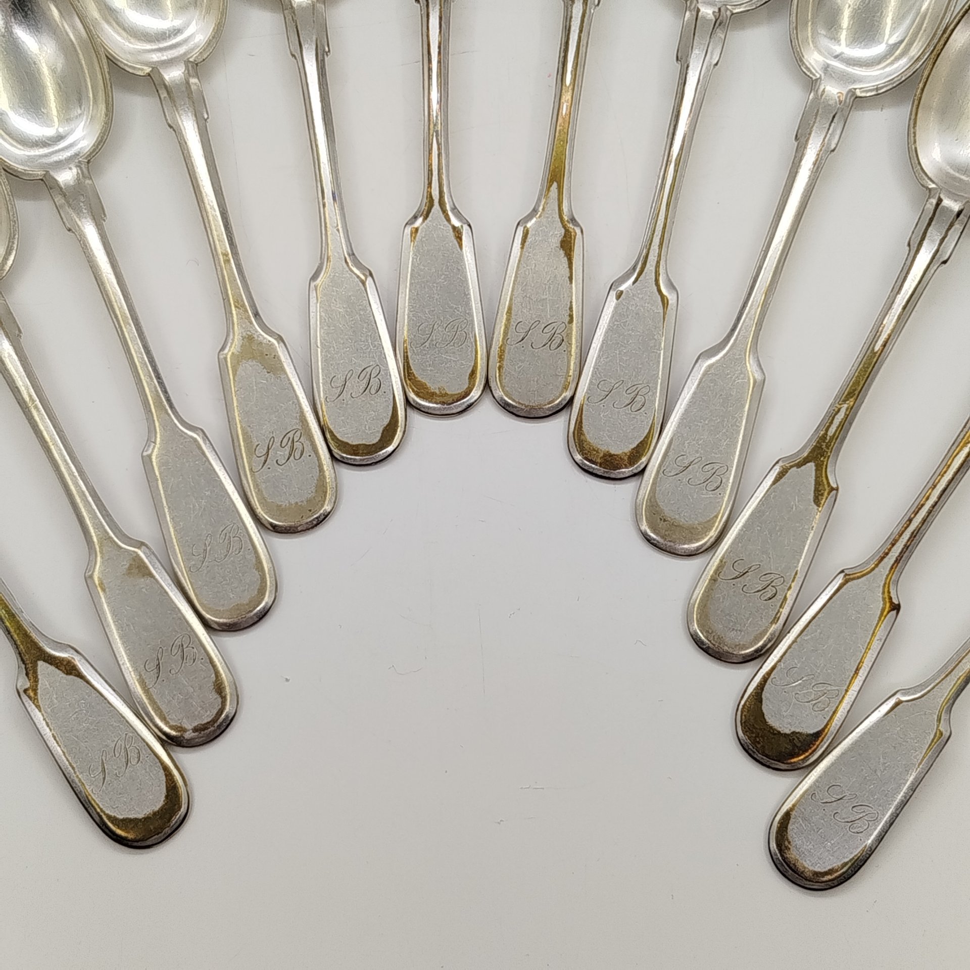 Набор из двенадцати десертных ложек с инициалами "Y.B." на черенках