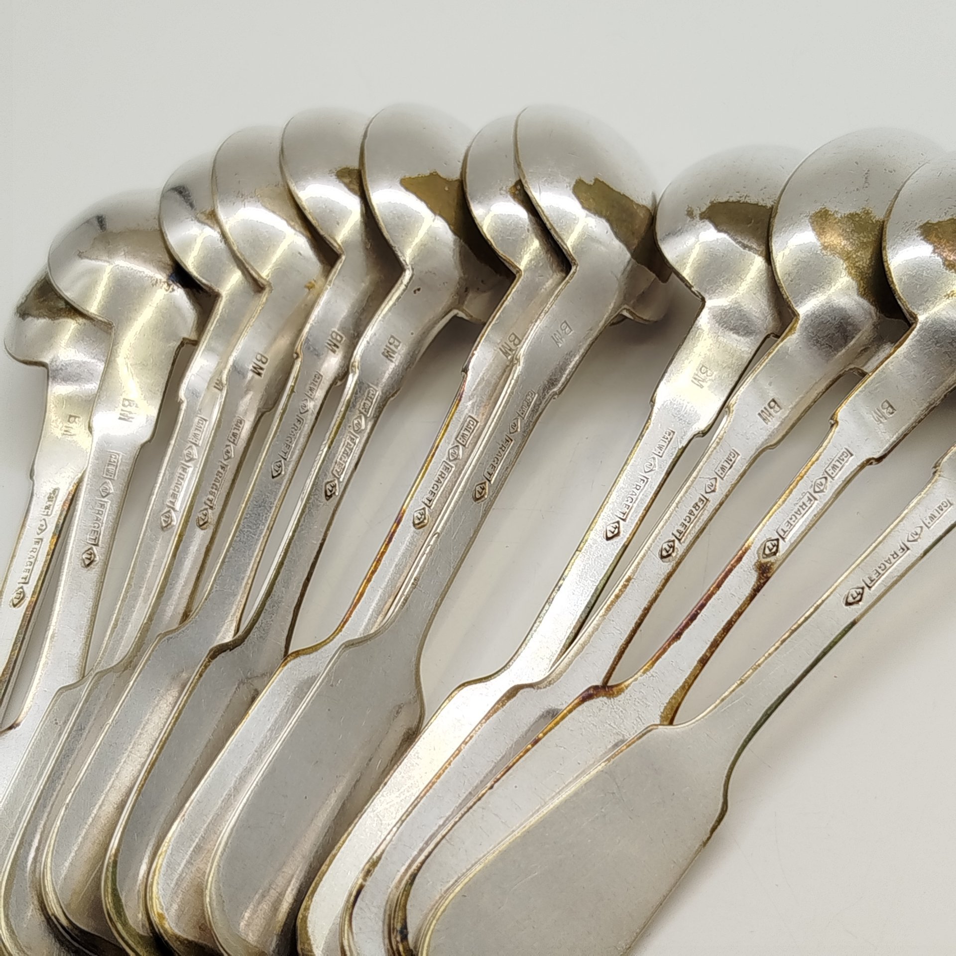 Набор из двенадцати десертных ложек с инициалами "Y.B." на черенках