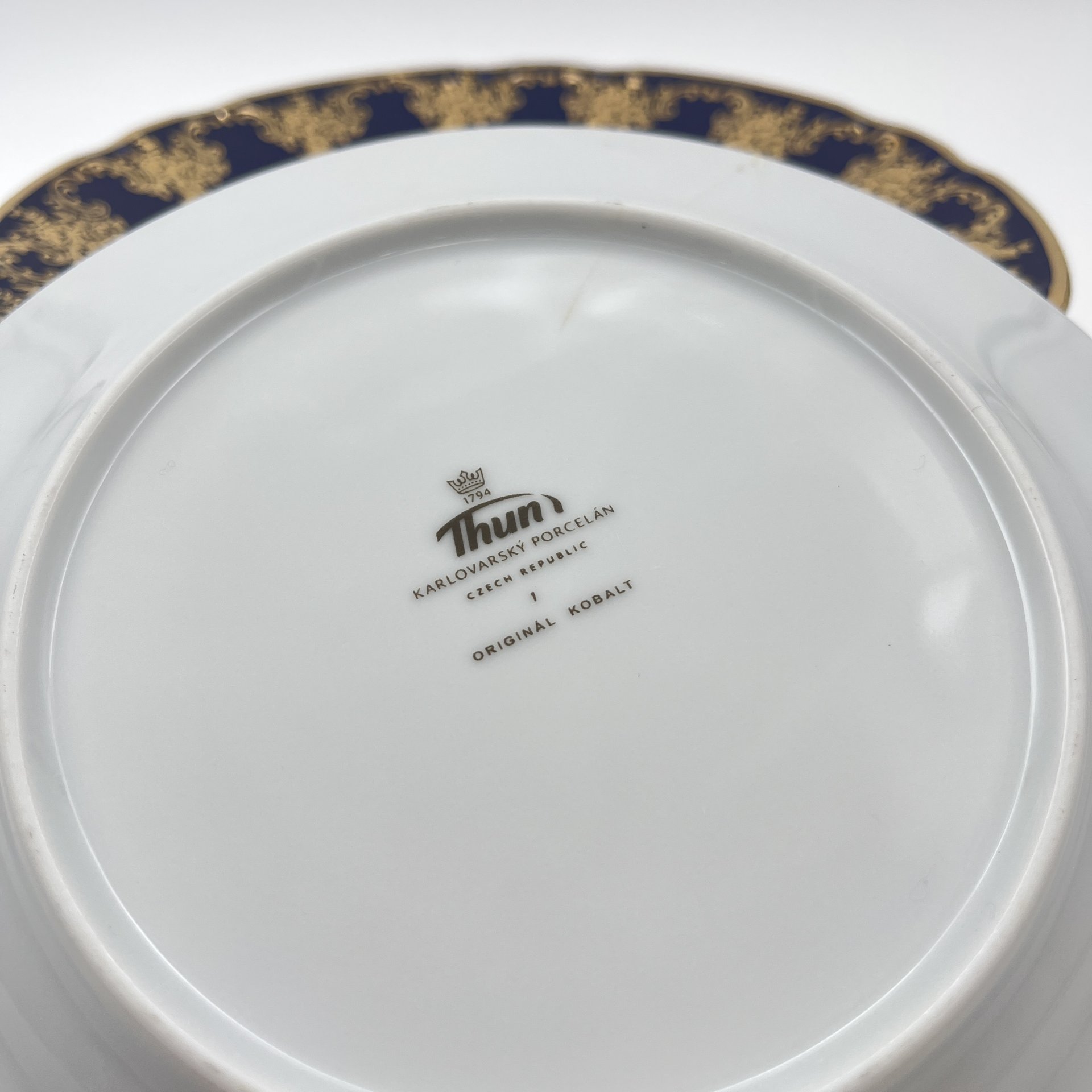 Набор десертных тарелок "Мадонна" на 6 персон, украшенных цветочным декором, фарфор, деколь, крытье, золочение, Thun (Тун), Чехия, 2000-2020 гг.