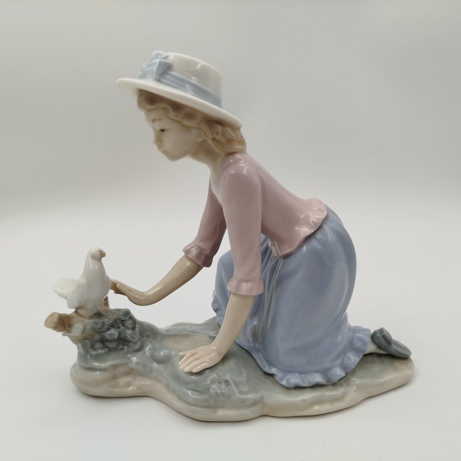 Статуэтка "Девушка с голубем", фарфор, роспись, NAO Porcelain, Испания, 1970-2000 гг.