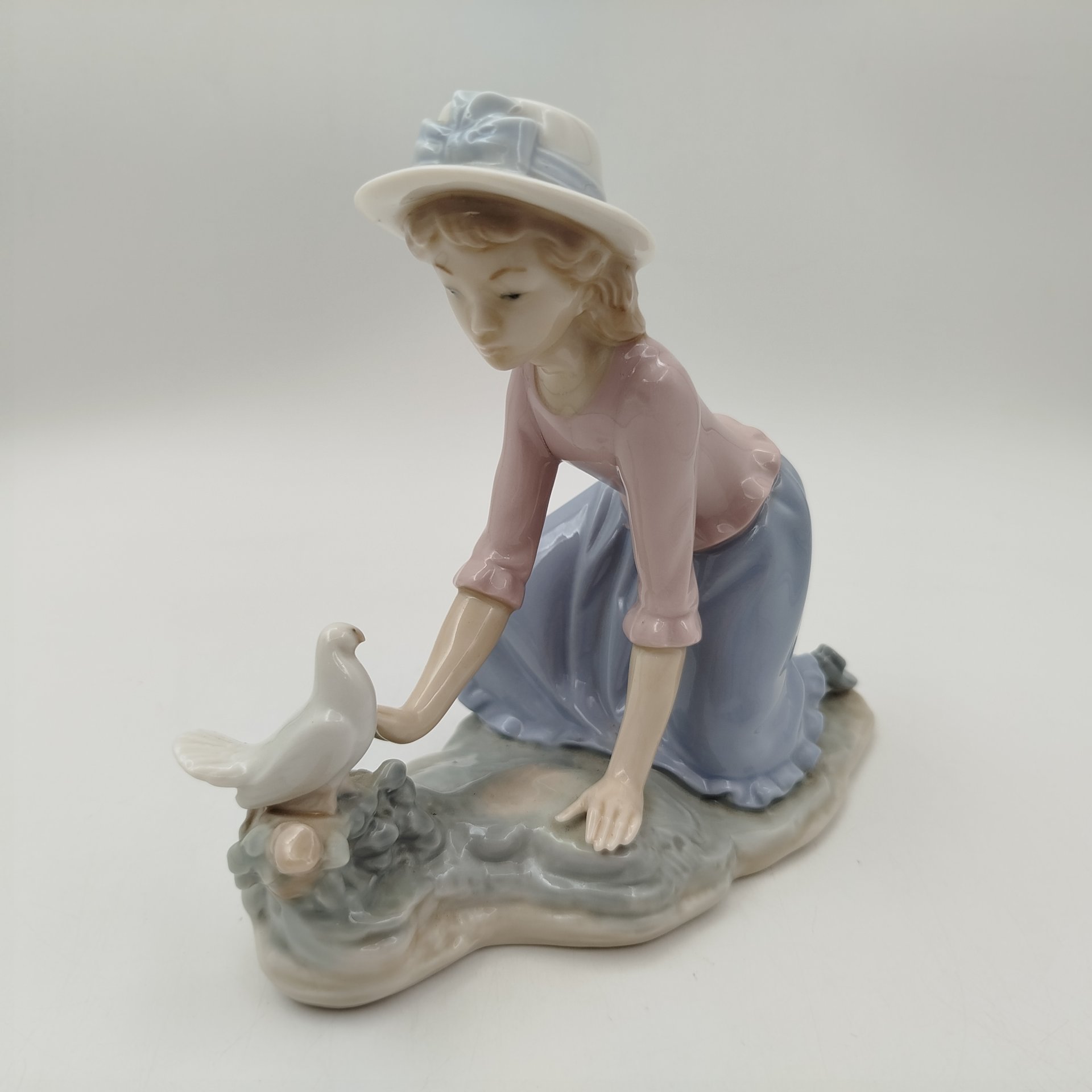 Статуэтка "Девушка с голубем", фарфор, роспись, NAO Porcelain, Испания, 1970-2000 гг.