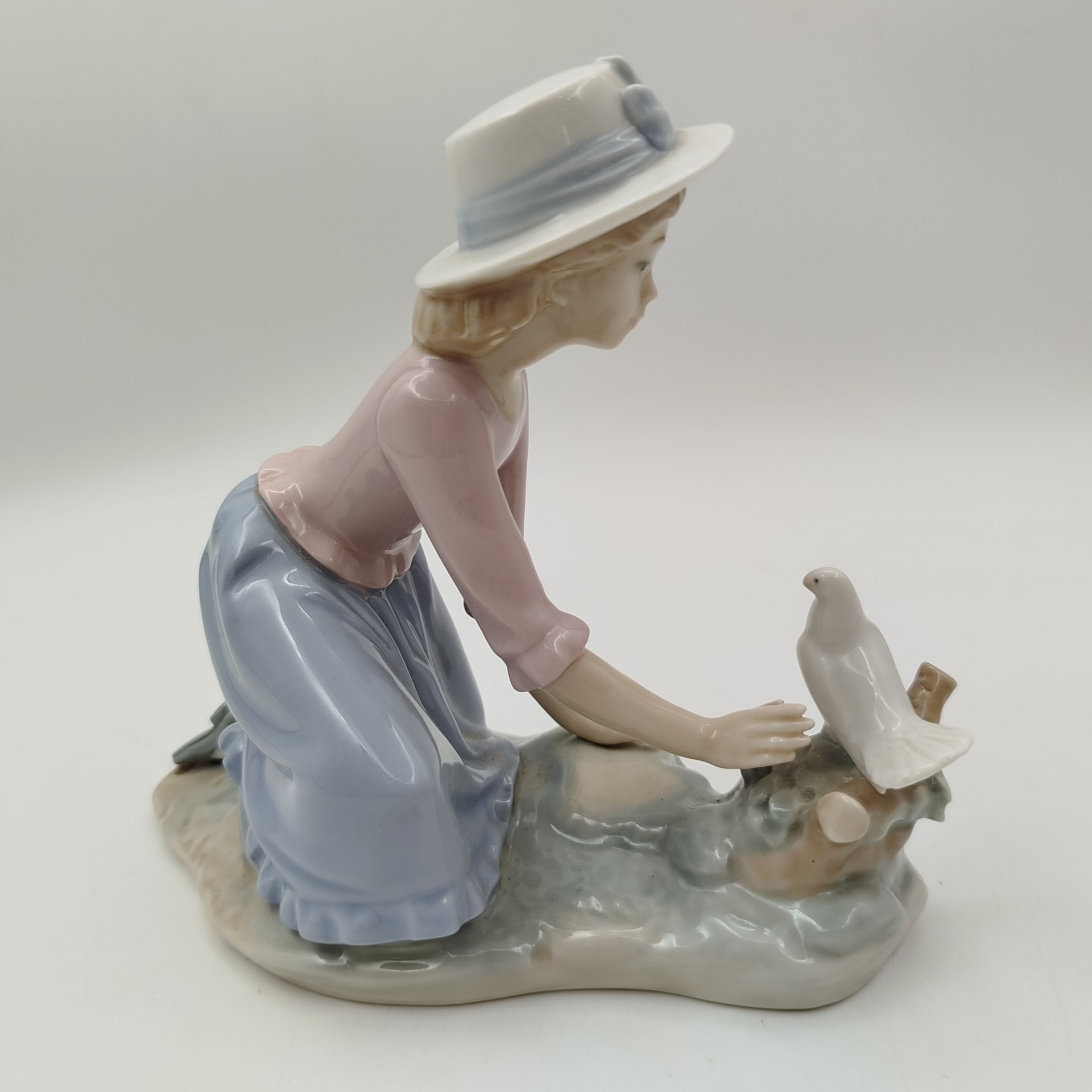 Статуэтка "Девушка с голубем", фарфор, роспись, NAO Porcelain, Испания, 1970-2000 гг.