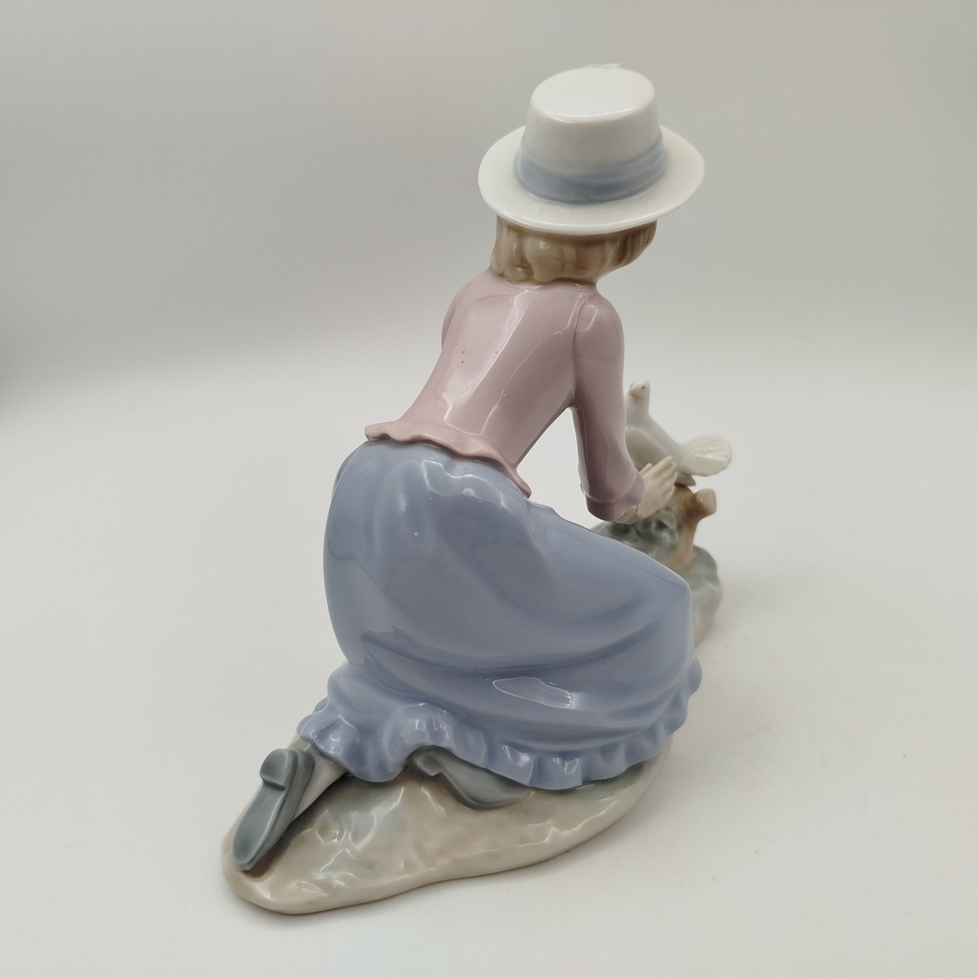 Статуэтка "Девушка с голубем", фарфор, роспись, NAO Porcelain, Испания, 1970-2000 гг.