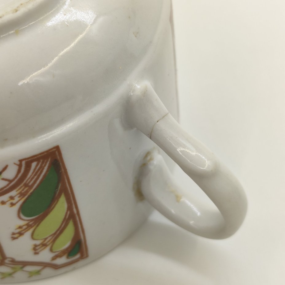 Пара чашек, украшенных изображением птиц и растительным декором, Прокопьевский фарфоровый завод (ПФЗ)