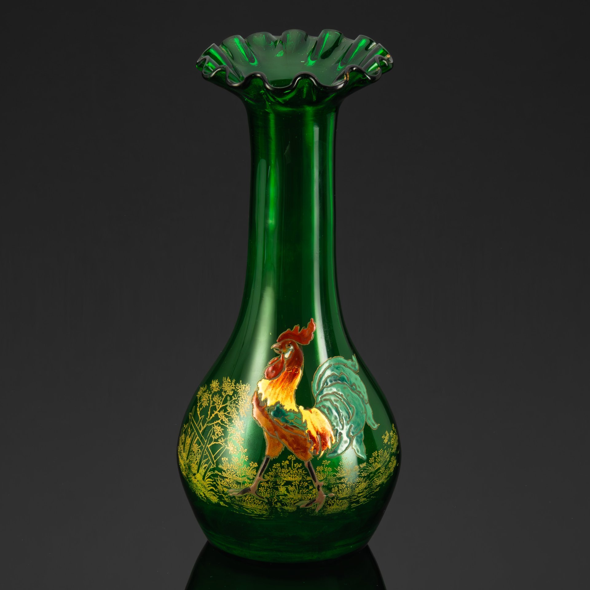 Ваза зеленого оттенка с фестончатым краем и изображением петуха, стекло, гутная техника, роспись эмалевыми красками, Франция, 1900-1930 гг.
