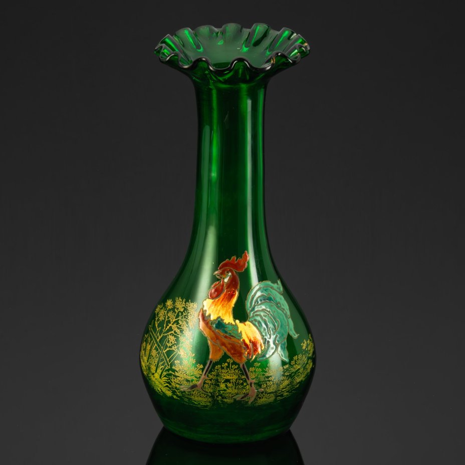 Ваза зеленого оттенка с фестончатым краем и изображением петуха, стекло, гутная техника, роспись эмалевыми красками, Франция, 1900-1930 гг.