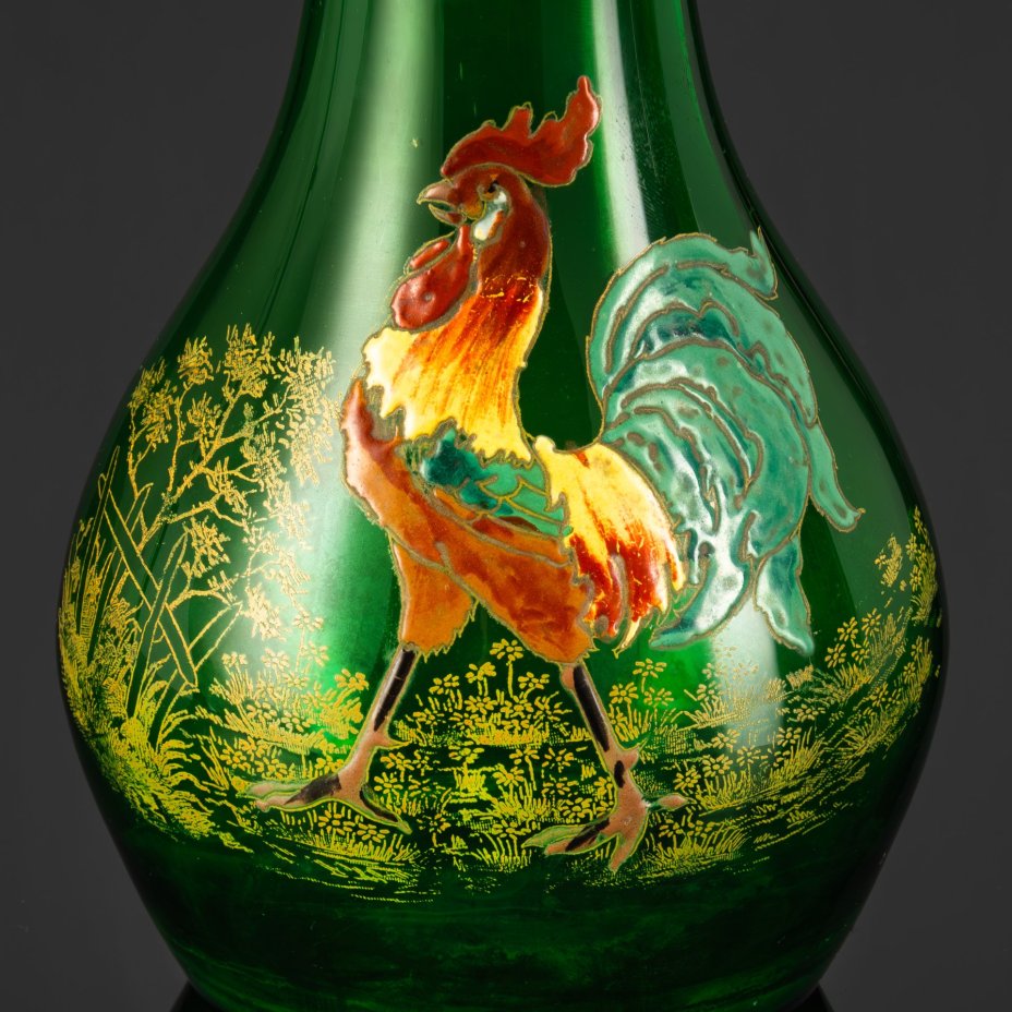 Ваза зеленого оттенка с фестончатым краем и изображением петуха