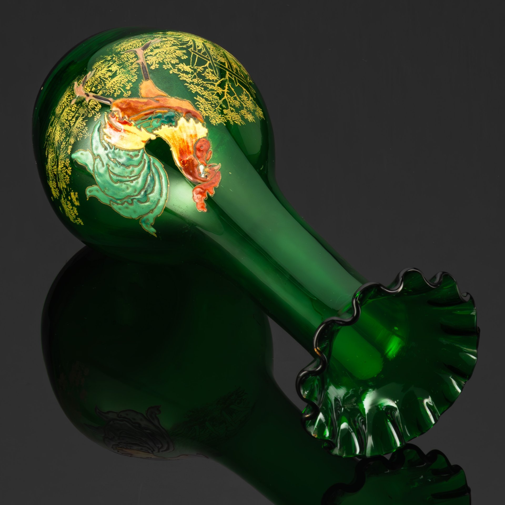 Ваза зеленого оттенка с фестончатым краем и изображением петуха, стекло, гутная техника, роспись эмалевыми красками, Франция, 1900-1930 гг.