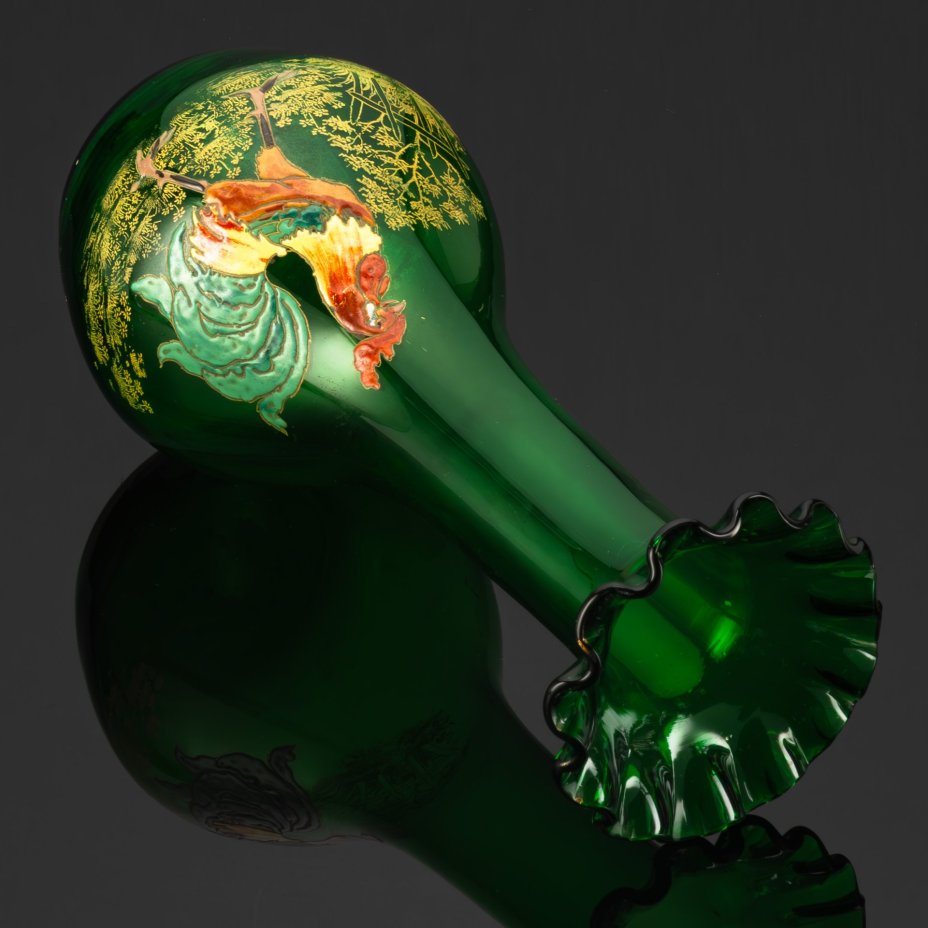 Ваза зеленого оттенка с фестончатым краем и изображением петуха