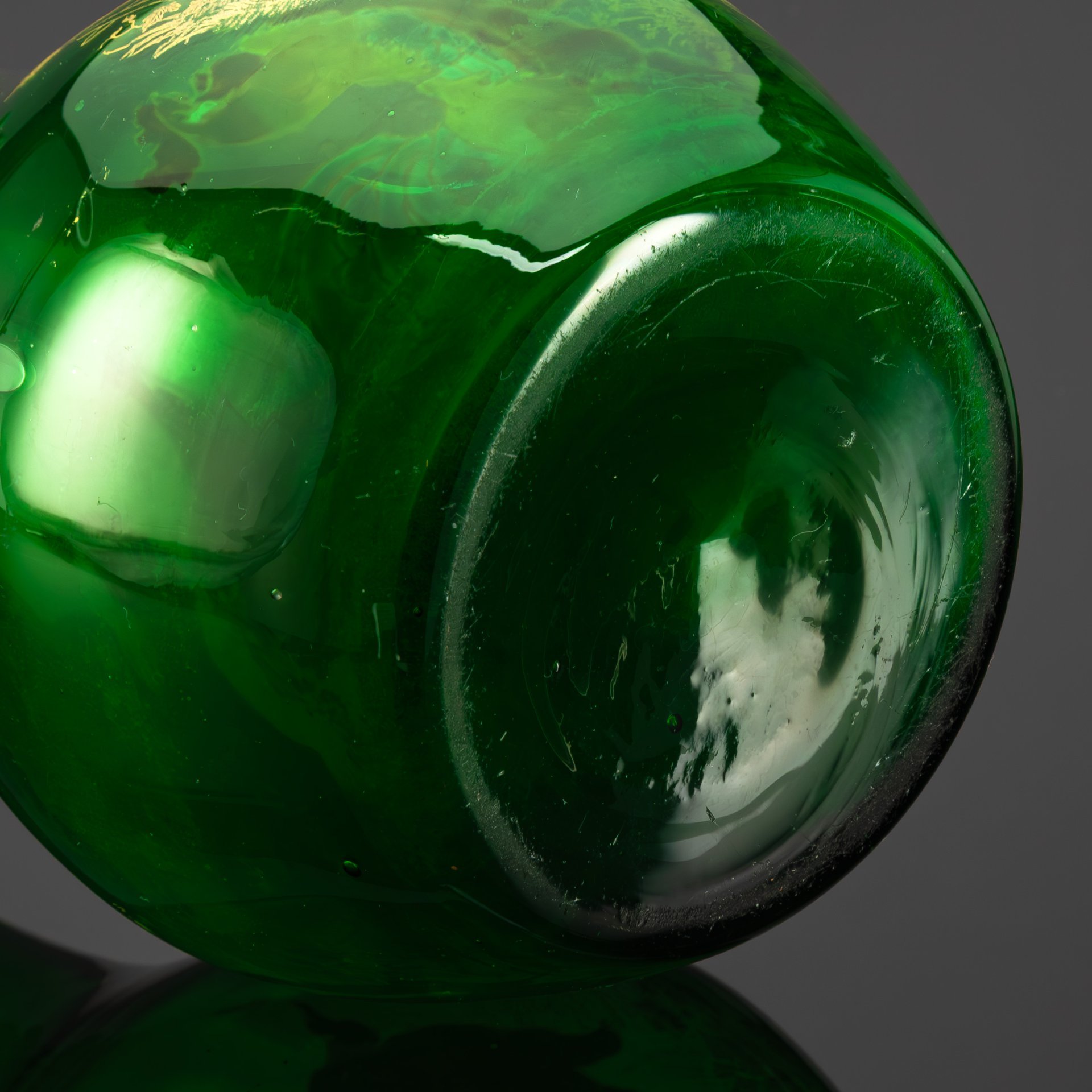 Ваза зеленого оттенка с фестончатым краем и изображением петуха, стекло, гутная техника, роспись эмалевыми красками, Франция, 1900-1930 гг.