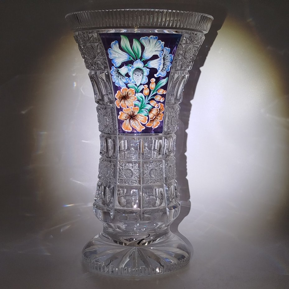 Ваза с рельефным резным декором, украшенная изображением цветочного букета, хрусталь, деколь, алмазная грань, Bohemia Crystal (Bohemia Glass), Чехия, 1993-2010 гг.