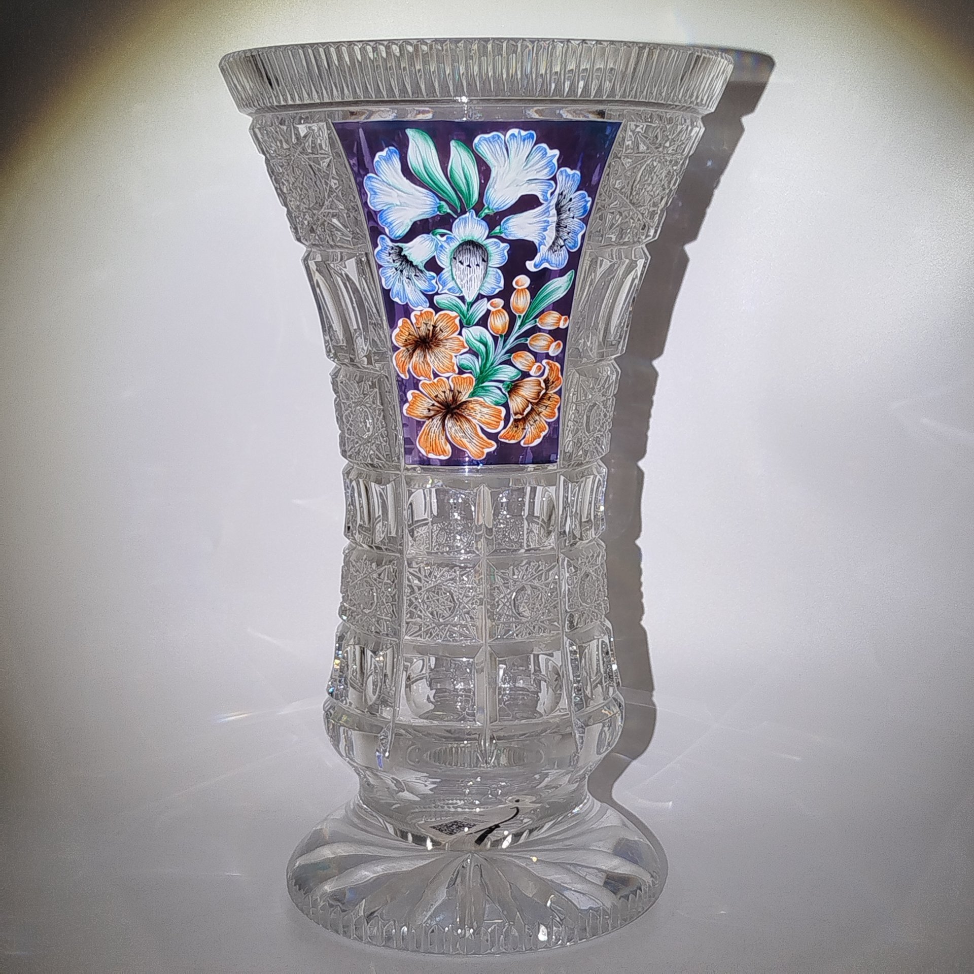 Ваза с рельефным резным декором, украшенная изображением цветочного букета, хрусталь, деколь, алмазная грань, Bohemia Crystal (Bohemia Glass), Чехия, 1993-2010 гг.