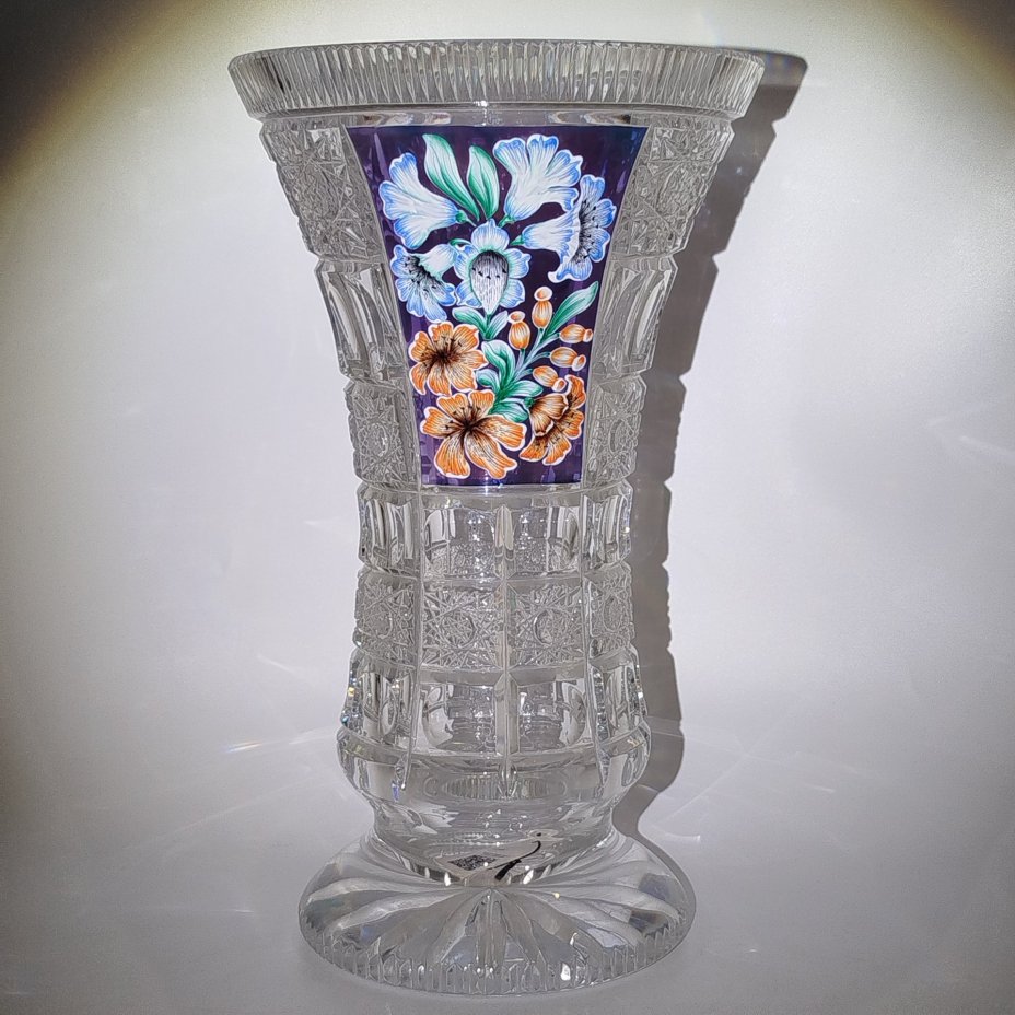 Ваза с рельефным резным декором, украшенная изображением цветочного букета, хрусталь, деколь, алмазная грань, Bohemia Crystal (Bohemia Glass), Чехия, 1993-2010 гг.