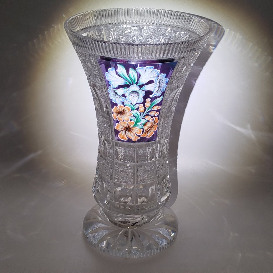 Ваза с рельефным резным декором, украшенная изображением цветочного букета, хрусталь, деколь, алмазная грань, Bohemia Crystal (Bohemia Glass), Чехия, 1993-2010 гг.