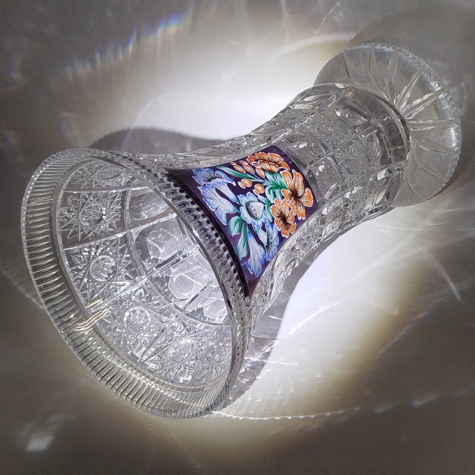 Ваза с рельефным резным декором, украшенная изображением цветочного букета, хрусталь, деколь, алмазная грань, Bohemia Crystal (Bohemia Glass), Чехия, 1993-2010 гг.
