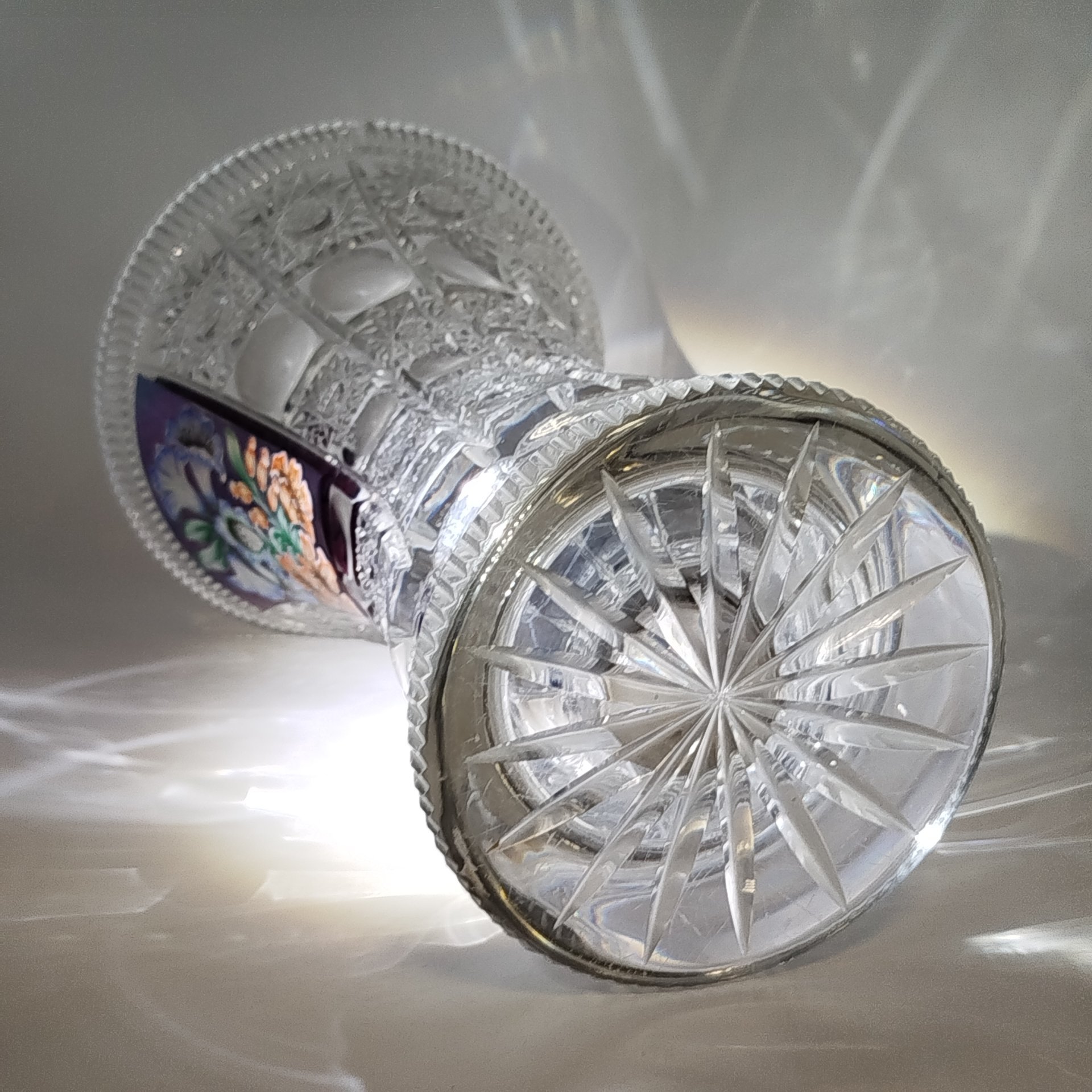 Ваза с рельефным резным декором, украшенная изображением цветочного букета, хрусталь, деколь, алмазная грань, Bohemia Crystal (Bohemia Glass), Чехия, 1993-2010 гг.