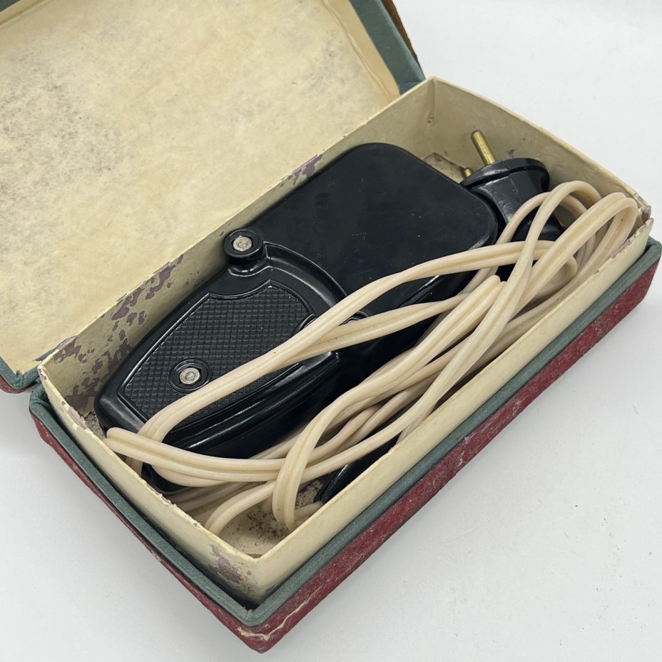 Утюг Электро-"Стрелка" для разглаживания стрелок на брюках в оригинальной коробке, Московской завод электробытовых приборов и проводов