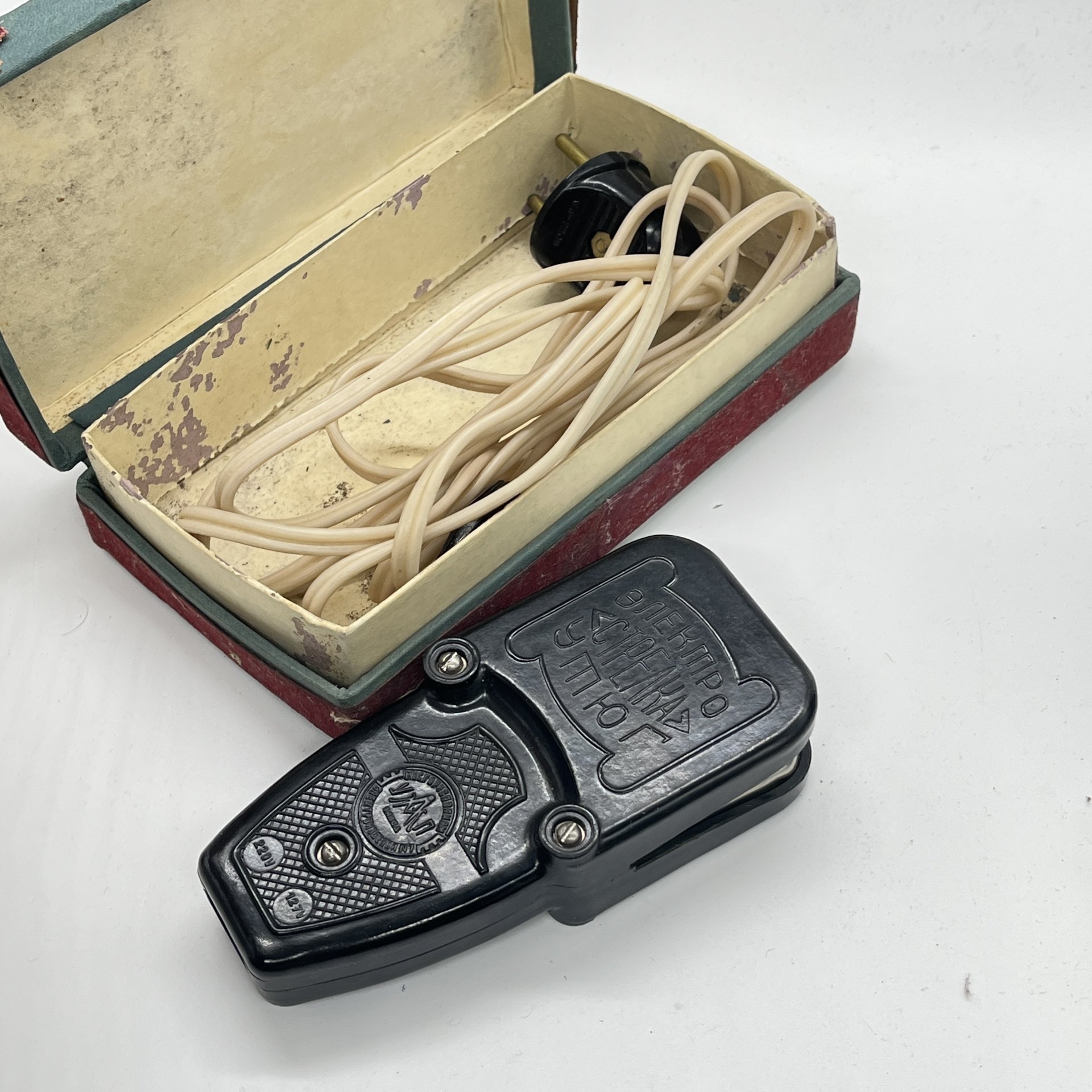 Утюг Электро-"Стрелка" для разглаживания стрелок на брюках в оригинальной коробке, Московской завод электробытовых приборов и проводов, пластик, картон, печать, СССР, 1960-1970 гг.