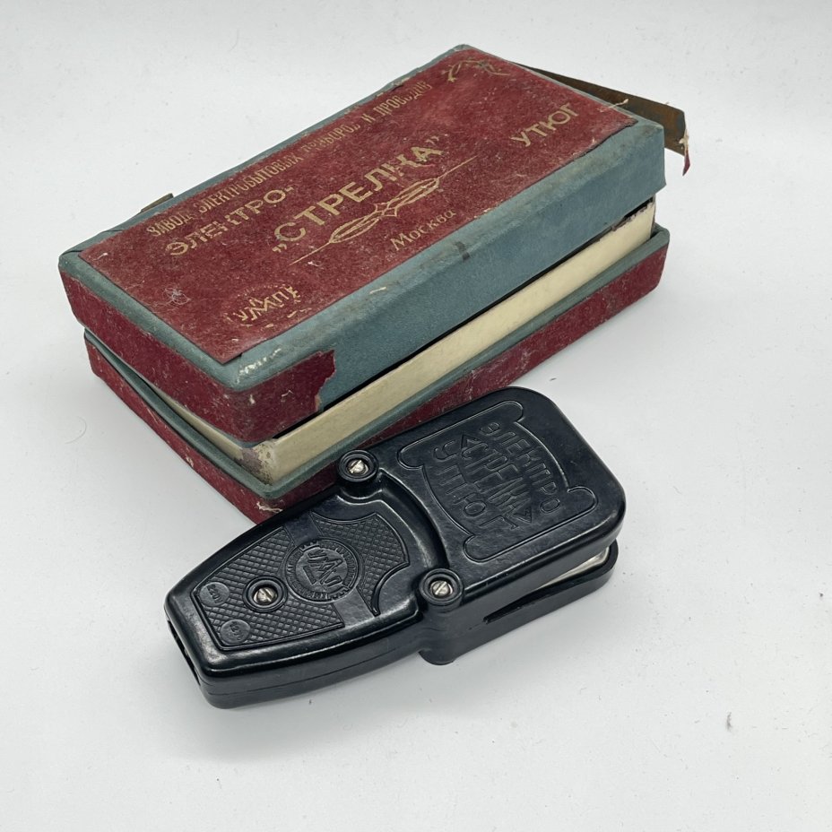 Утюг Электро-"Стрелка" для разглаживания стрелок на брюках в оригинальной коробке, Московской завод электробытовых приборов и проводов
