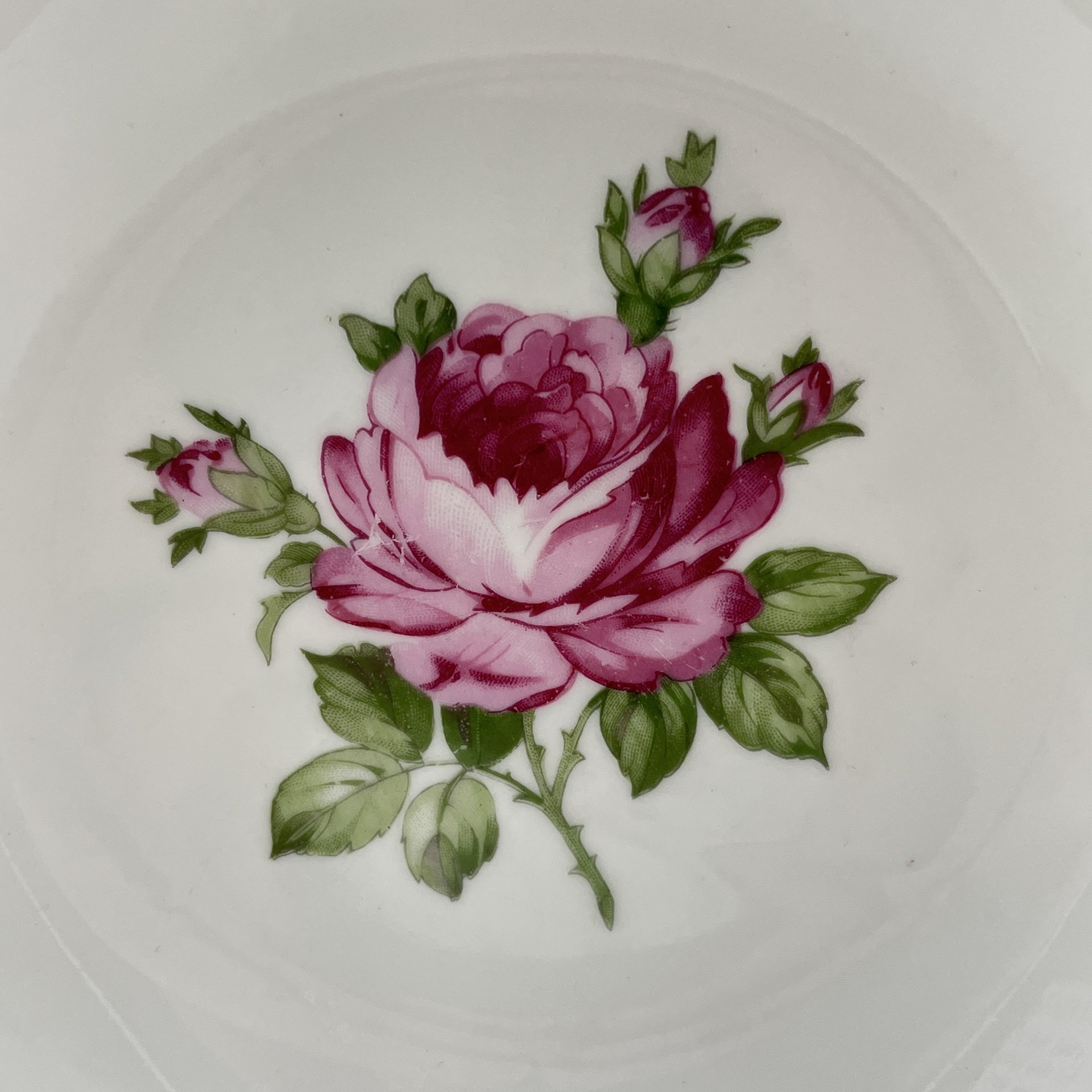 Салатник, украшенный изображением розы, фарфор, деколь, золочение, Kahla, ГДР, 1968-1987 гг.