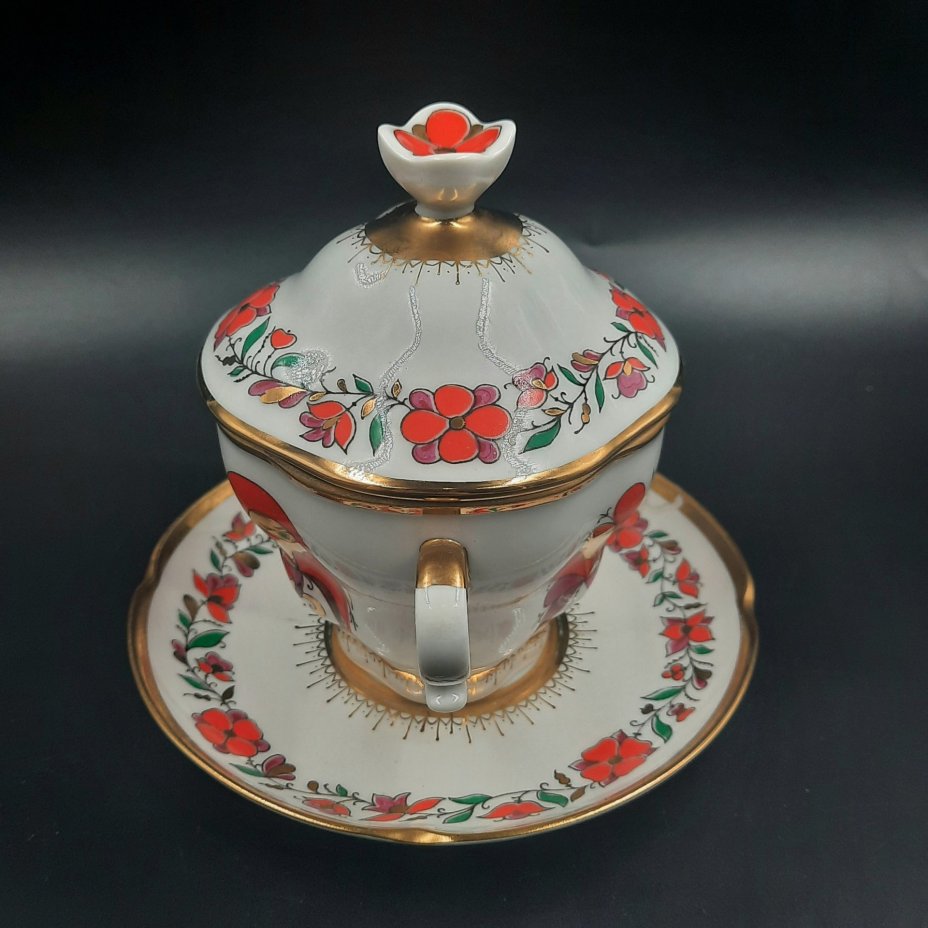 Пара чайная с крышкой "Сувенир" ("Красные петушки"), автор рисунка Воробьевский А.В., автор формы Яковлева С.Е., фарфор, деколь, золочение, Императорский фарфоровый завод (ИФЗ), Российская Федерация, 1989-1992 гг.