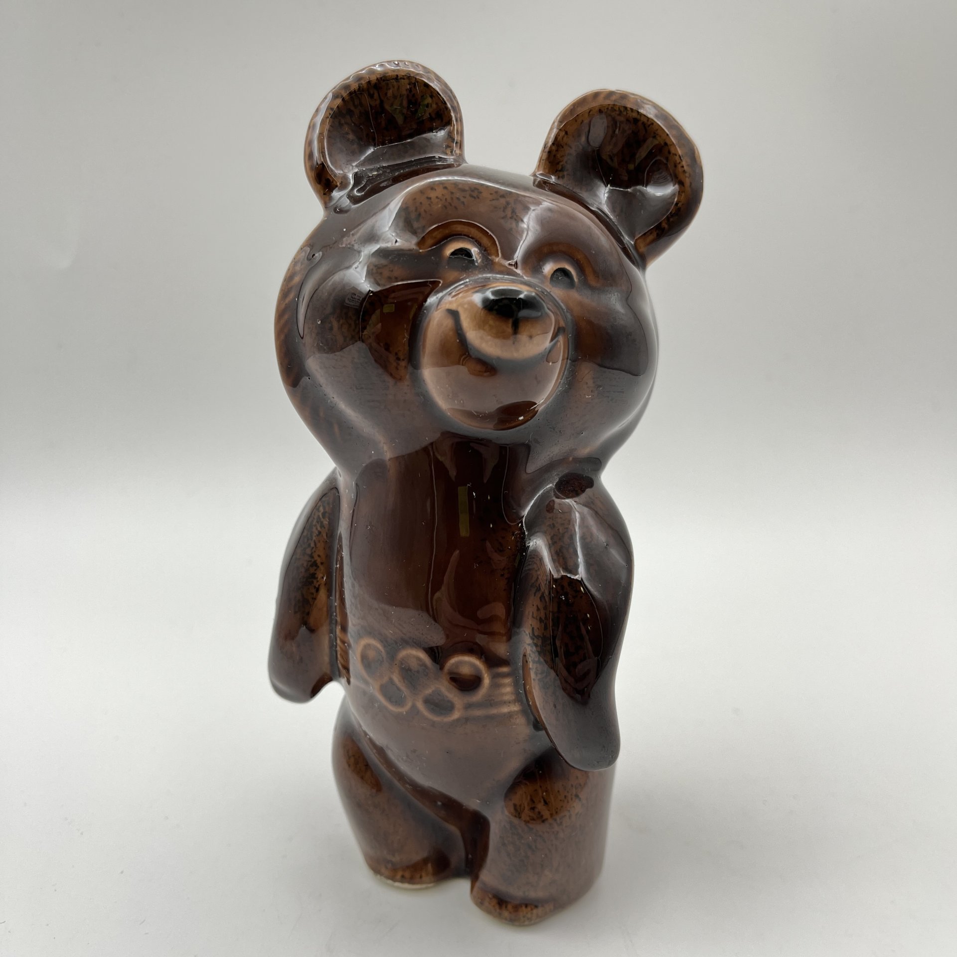 Статуэтка "Мишка олимпийский", фаянс, глазурь, Конаковский фаянсовый завод им. М.И. Калинина (ЗиК Конаково), СССР, 1980 г.