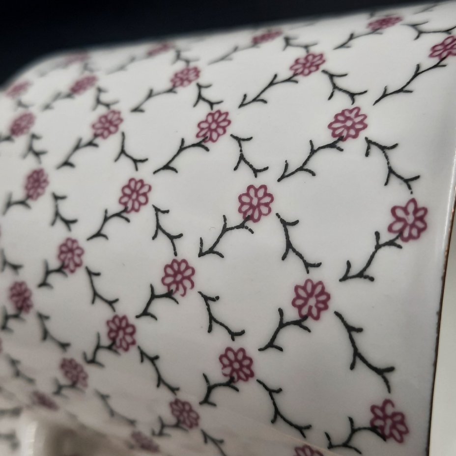 Пара кофейная "Розовая сетка", автор формы "Майская" Э.М. Криммер, фарфор, деколь, золочение, Ленинградский фарфоровый завод (ЛФЗ), Россия, 1989-2001 гг.