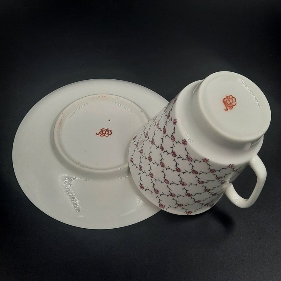 Пара кофейная "Розовая сетка", автор формы "Майская" Э.М. Криммер, фарфор, деколь, золочение, Ленинградский фарфоровый завод (ЛФЗ), Россия, 1989-2001 гг.