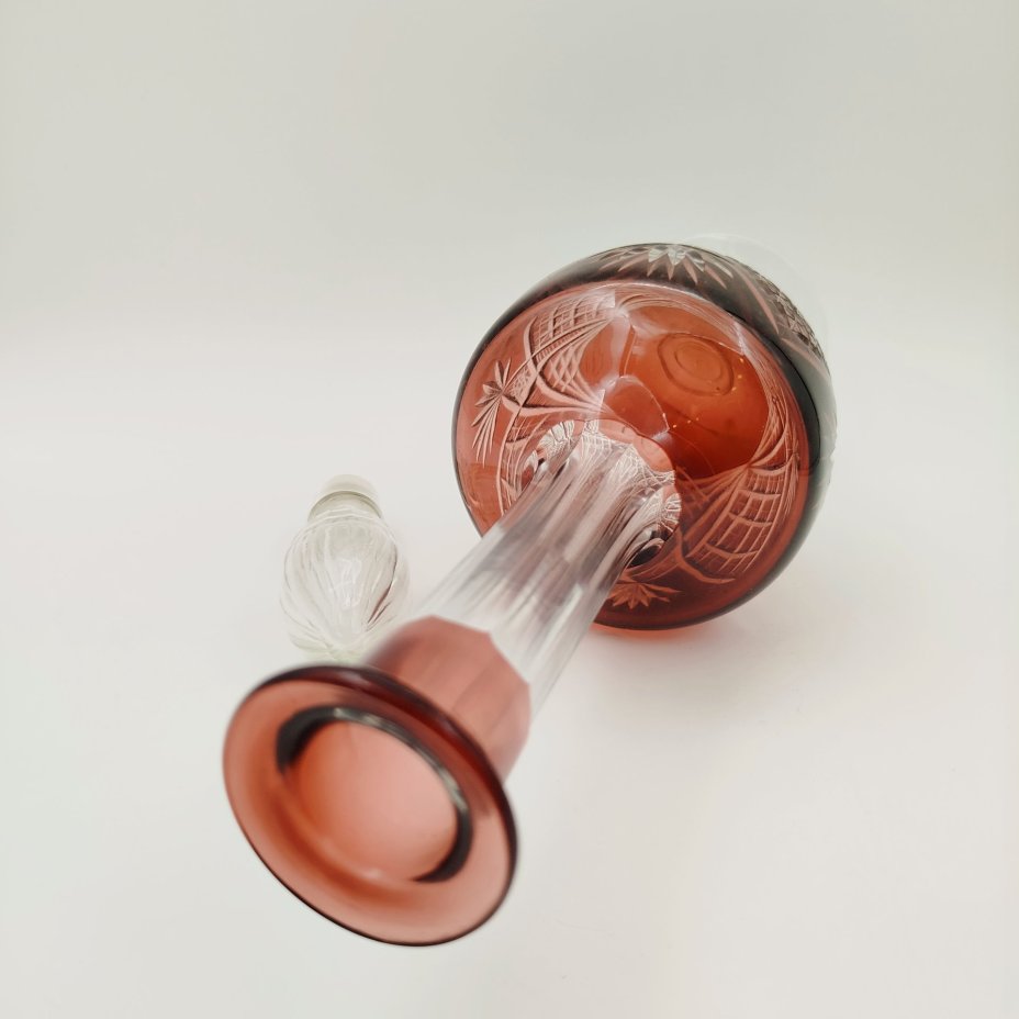 Штоф марганцевого оттенка, украшенный геометрическим декором