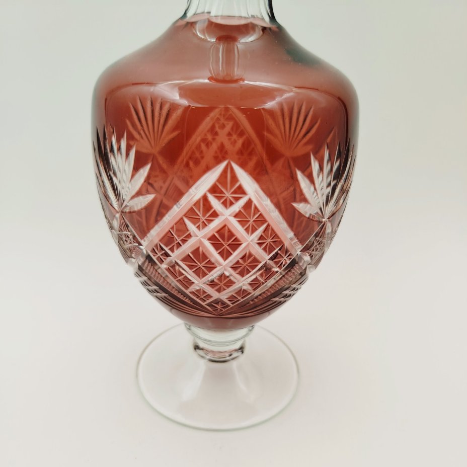 Штоф марганцевого оттенка, украшенный геометрическим декором