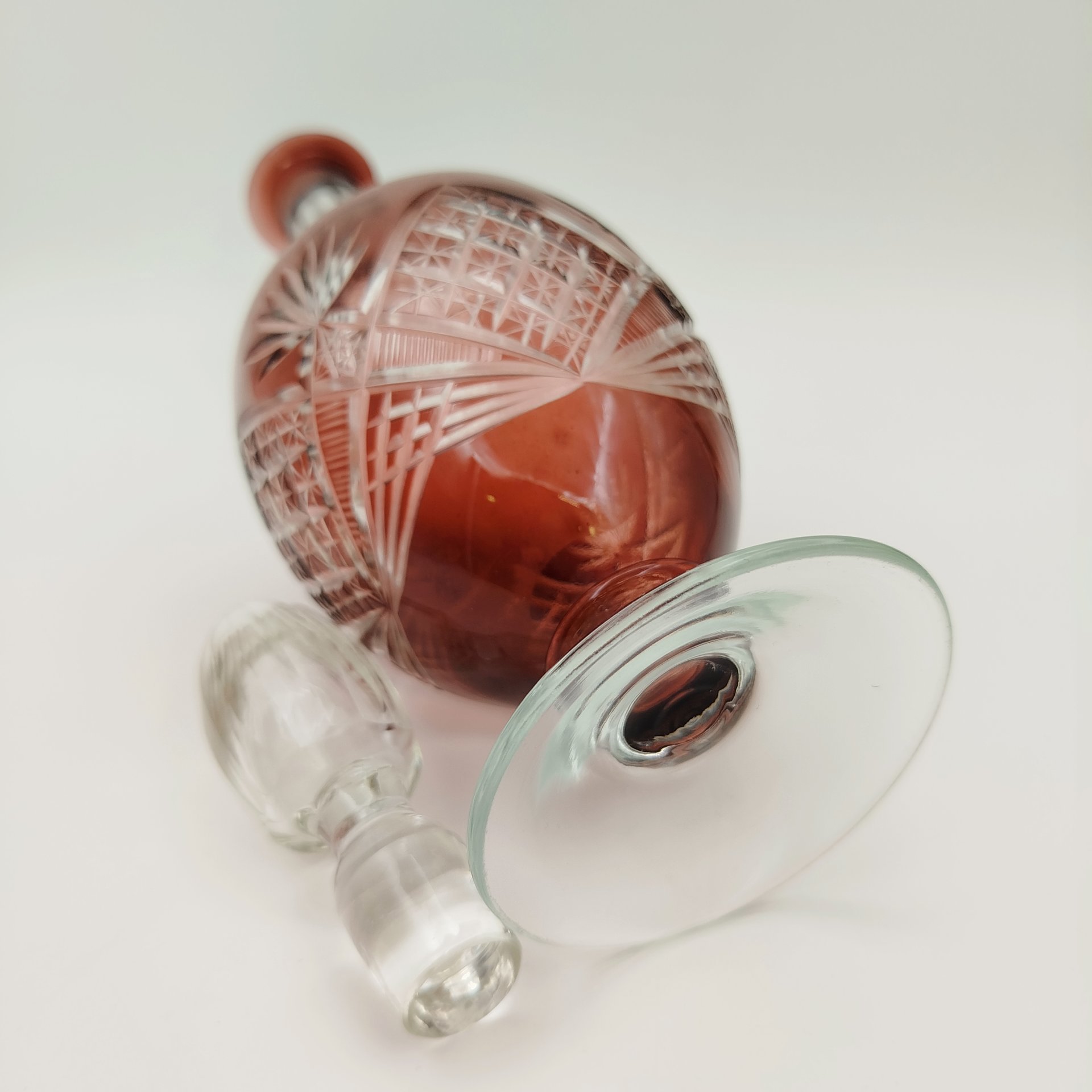 Штоф марганцевого оттенка, украшенный геометрическим декором