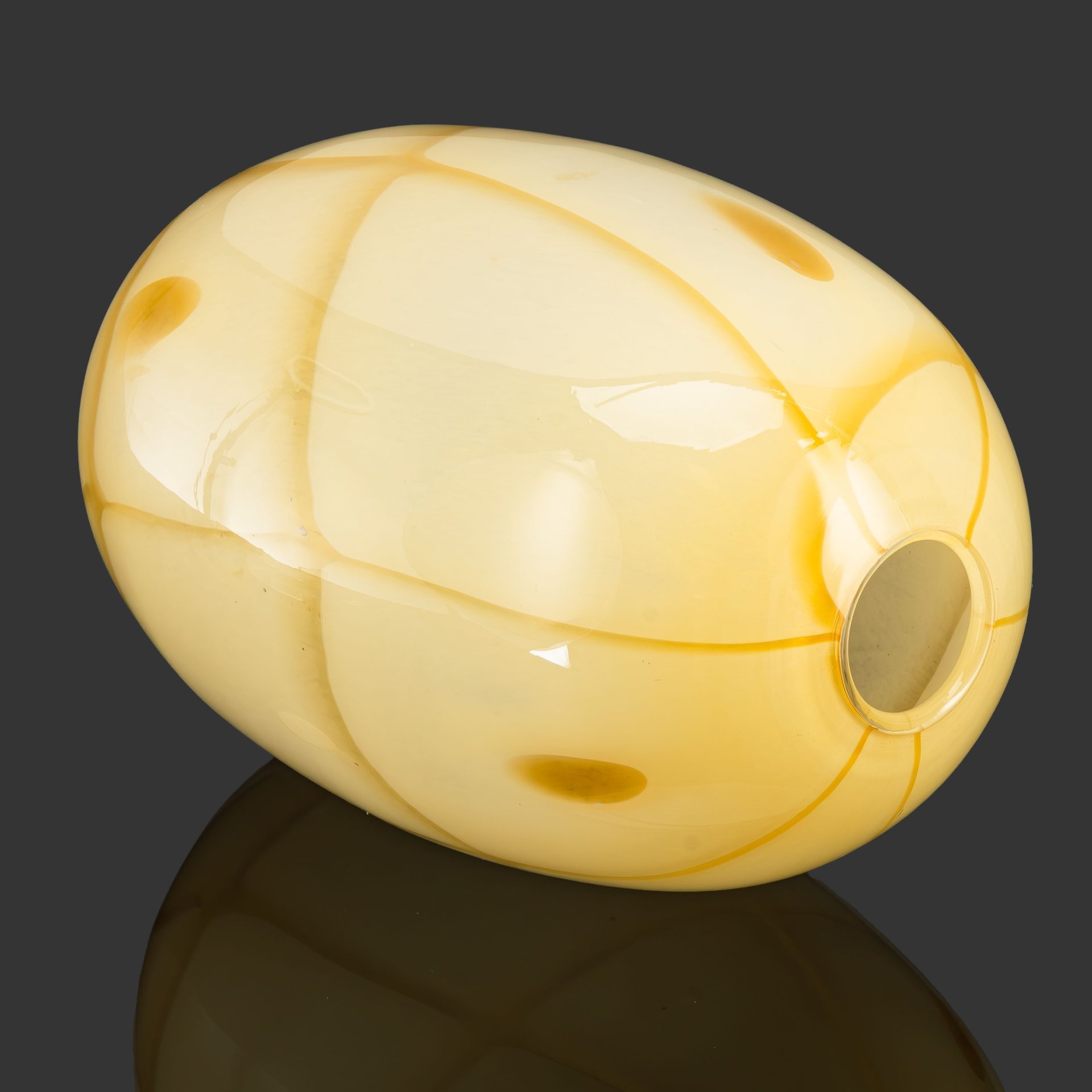 Ваза карамельного цвета овальной формы из двуслойного стекла, дизайнер Dino Martens, фабрика Veteria Aureliano Toso, цветное стекло, выдувание, Муранское стекло, Италия, 1960-1970 гг.