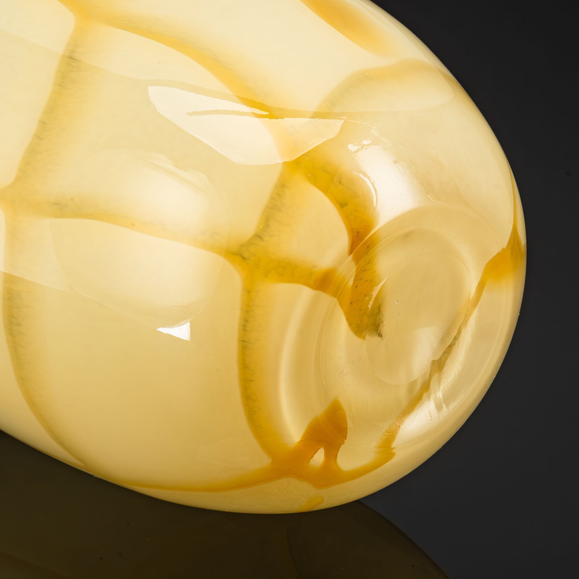 Ваза карамельного цвета овальной формы из двуслойного стекла, дизайнер Dino Martens, фабрика Veteria Aureliano Toso, цветное стекло, выдувание, Муранское стекло, Италия, 1960-1970 гг.