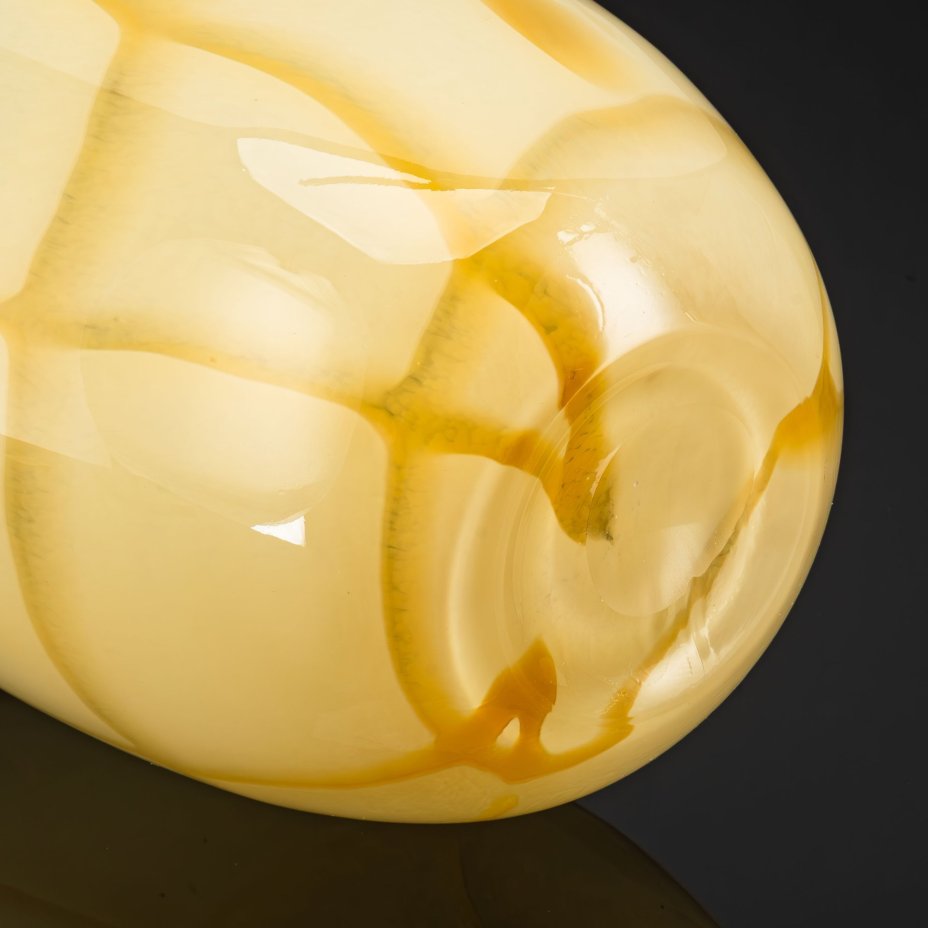 Ваза карамельного цвета овальной формы из двуслойного стекла, дизайнер Dino Martens, фабрика Veteria Aureliano Toso