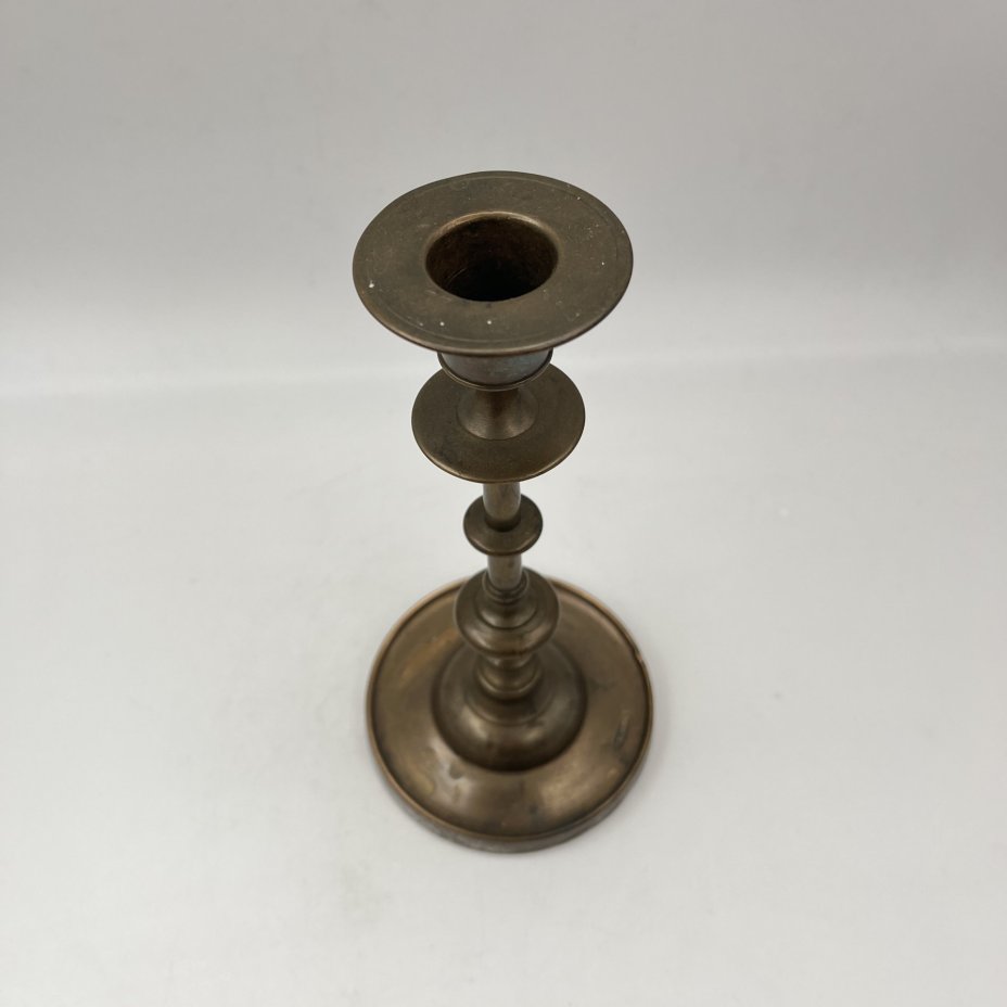 Подсвечник фигурный на круглом основании, для одной свечи, бронза, литьё, Фабрика Юдина, Российская империя, 1890-1917 гг.