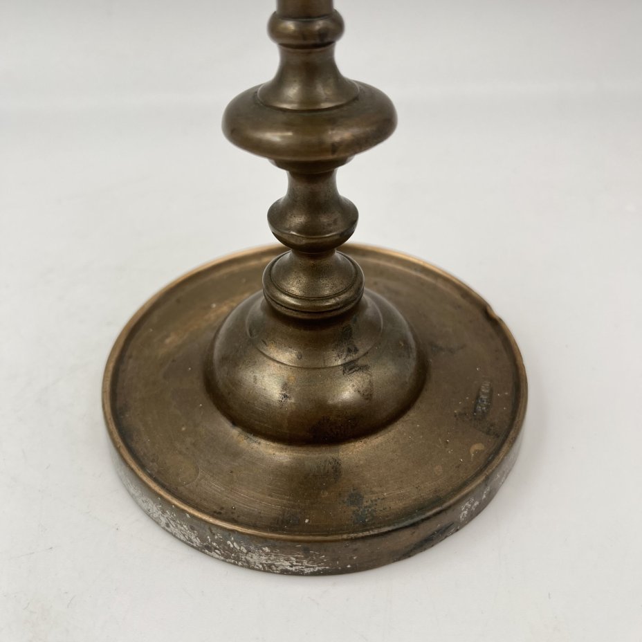 Подсвечник фигурный на круглом основании, для одной свечи, бронза, литьё, Фабрика Юдина, Российская империя, 1890-1917 гг.