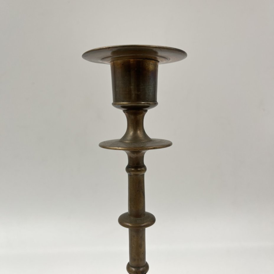 Подсвечник фигурный на круглом основании, для одной свечи, бронза, литьё, Фабрика Юдина, Российская империя, 1890-1917 гг.