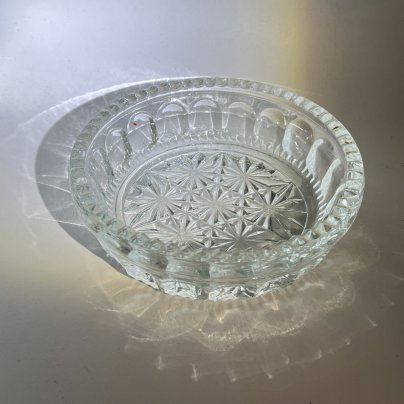Блюдо небольшое сервировочное круглой формы с геометрическим декором, хрусталь, пресс, СССР, 1970-1990 гг.