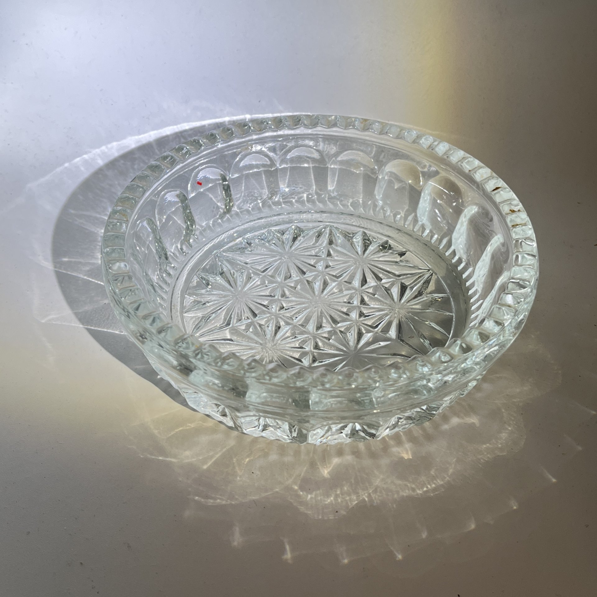 Блюдо небольшое сервировочное круглой формы с геометрическим декором, хрусталь, пресс, СССР, 1970-1990 гг.