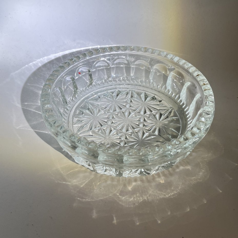 Блюдо небольшое сервировочное круглой формы с геометрическим декором, хрусталь, пресс, СССР, 1970-1990 гг.