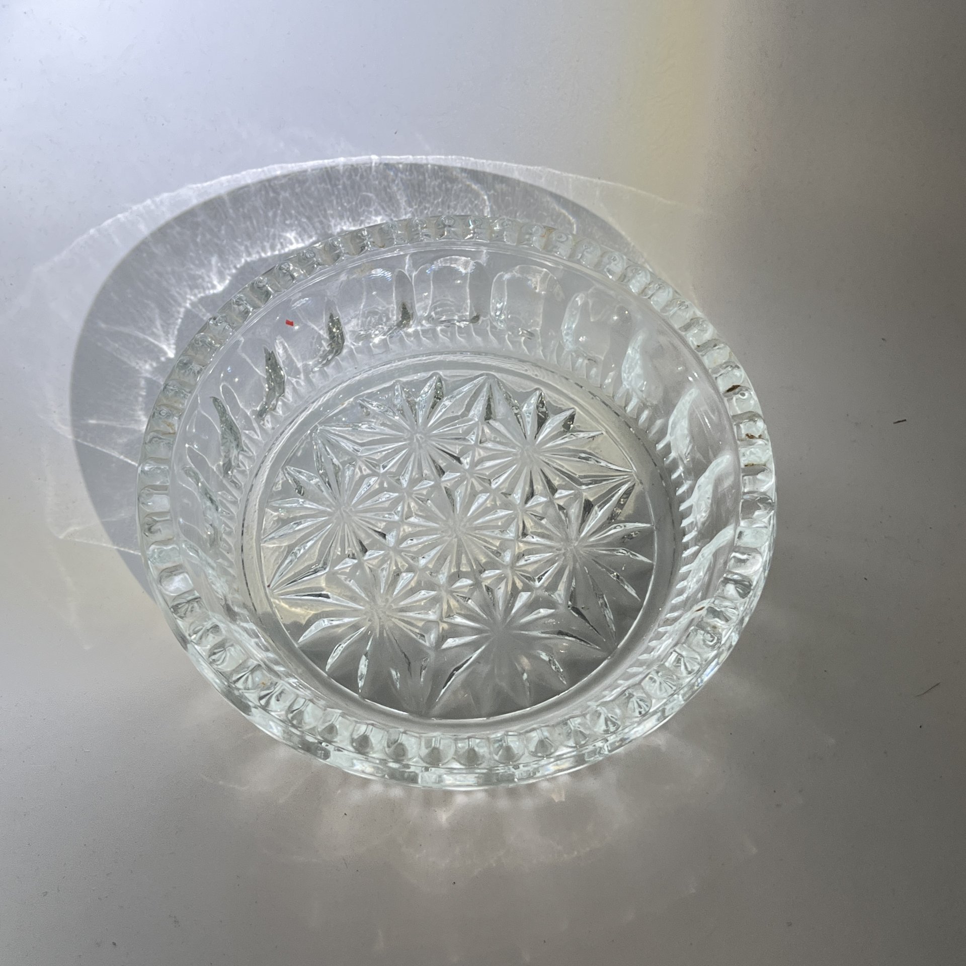 Блюдо небольшое сервировочное круглой формы с геометрическим декором, хрусталь, пресс, СССР, 1970-1990 гг.