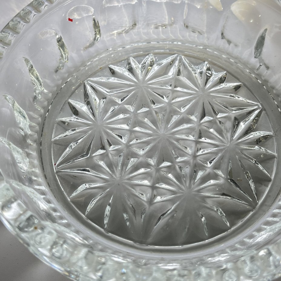 Блюдо небольшое сервировочное круглой формы с геометрическим декором