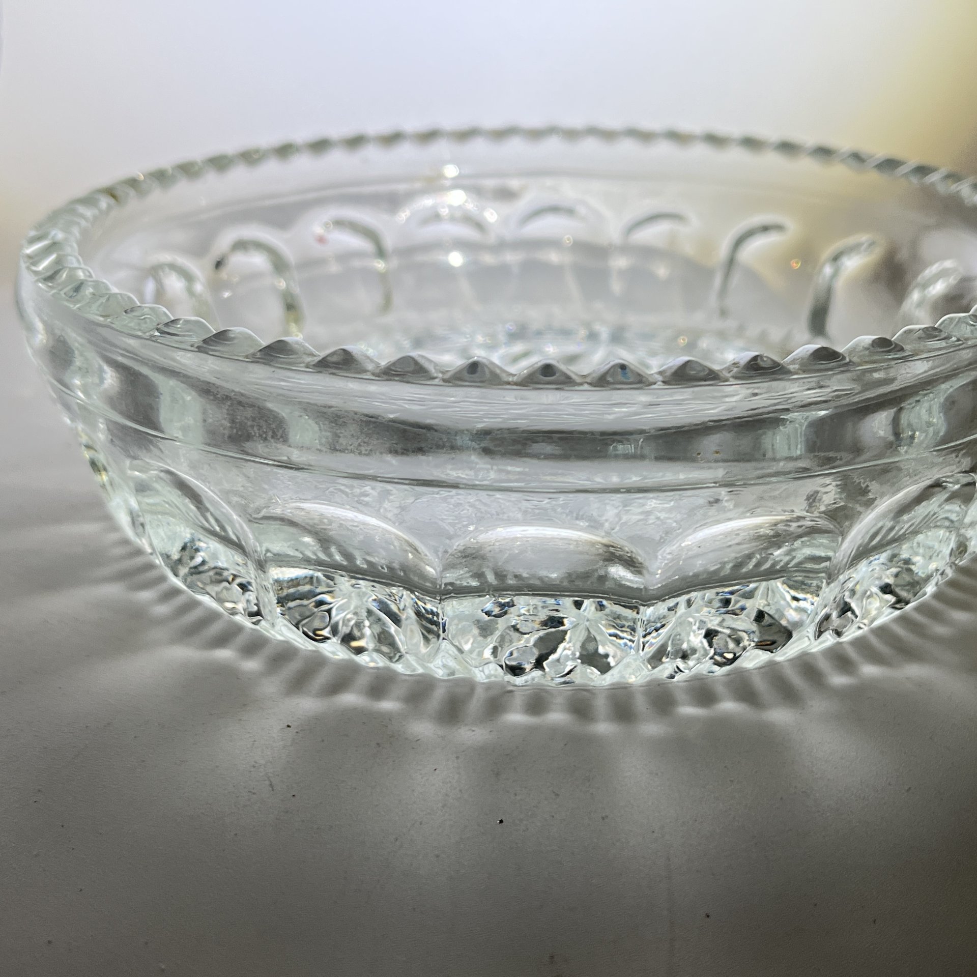 Блюдо небольшое сервировочное круглой формы с геометрическим декором, хрусталь, пресс, СССР, 1970-1990 гг.