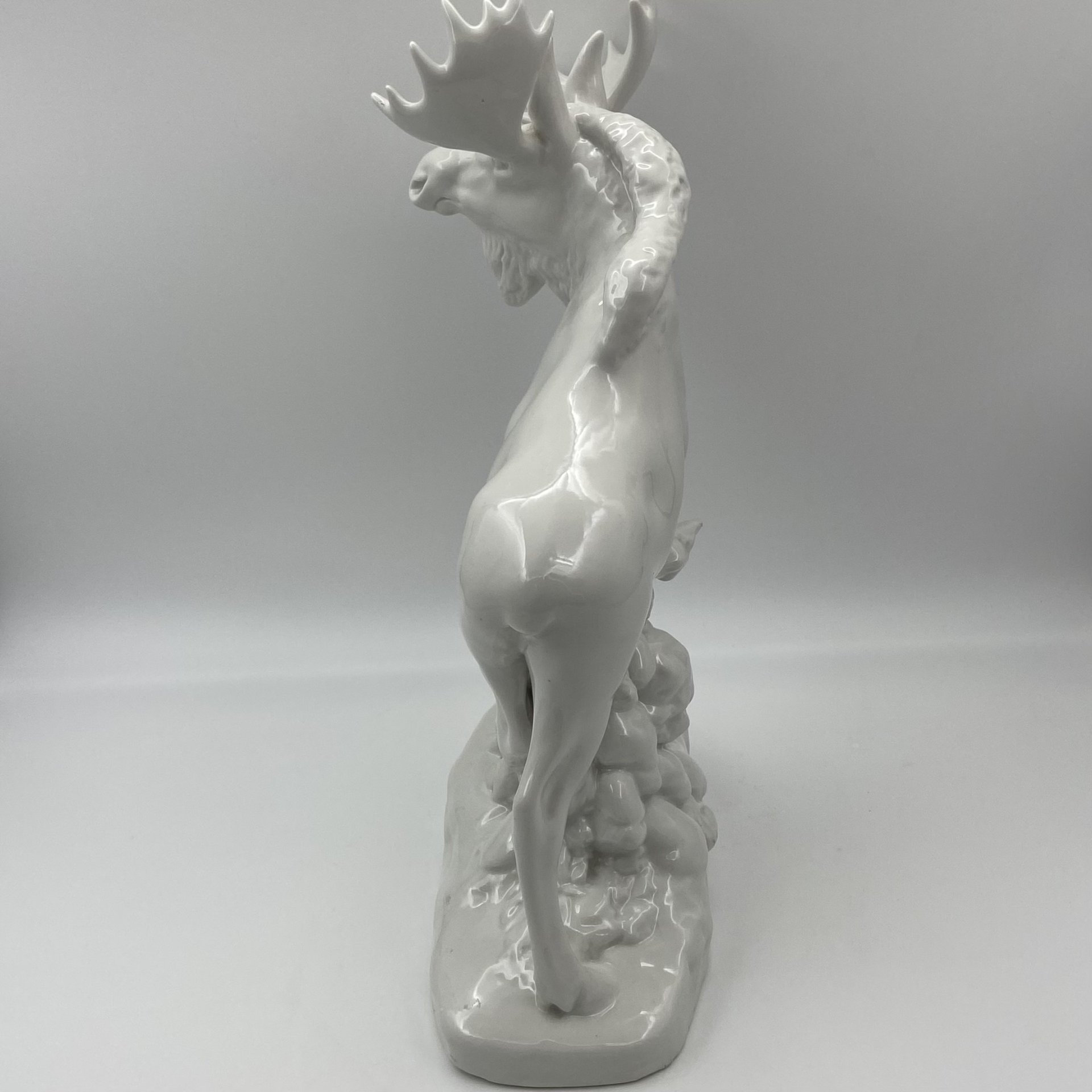 Статуэтка "Лось", скульптор Б.Я. Воробьёв, фарфор, Ленинградский фарфоровый завод (ЛФЗ), СССР, 1950-1960 гг.