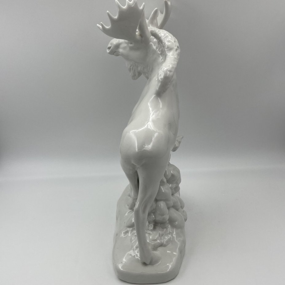 Статуэтка "Лось", скульптор Б.Я. Воробьёв, фарфор, Ленинградский фарфоровый завод (ЛФЗ), СССР, 1950-1960 гг.