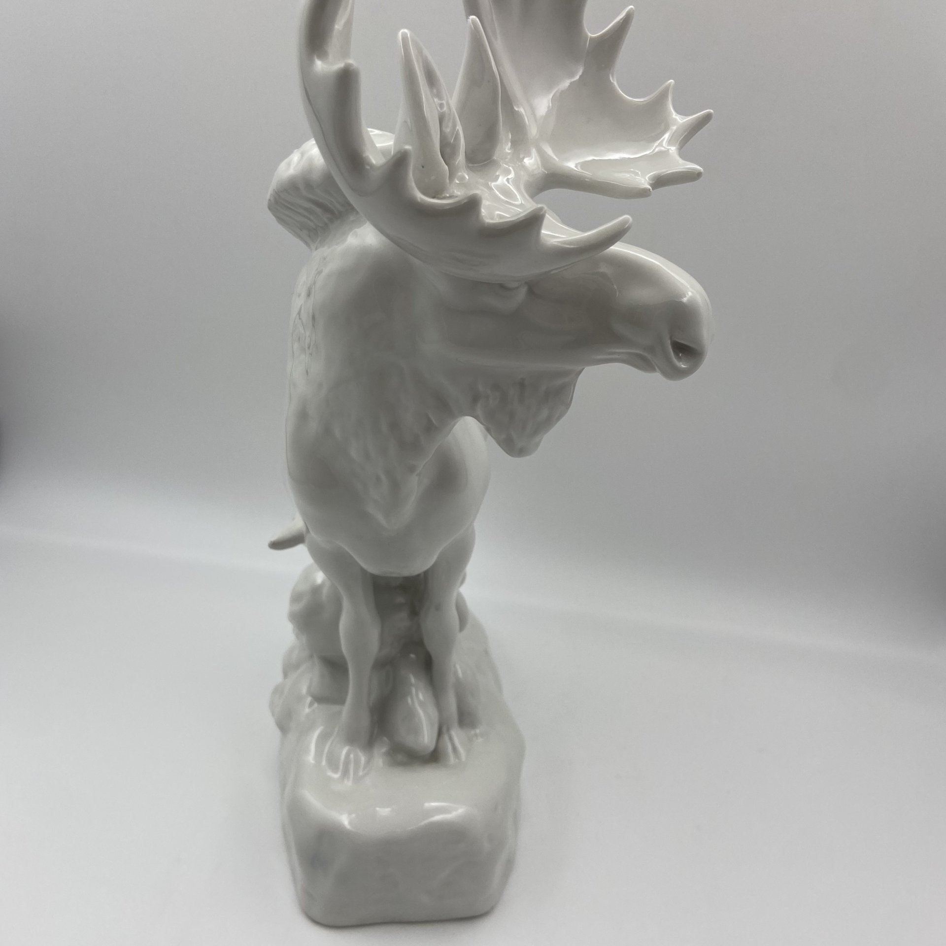 Статуэтка "Лось", скульптор Б.Я. Воробьёв, фарфор, Ленинградский фарфоровый завод (ЛФЗ), СССР, 1950-1960 гг.