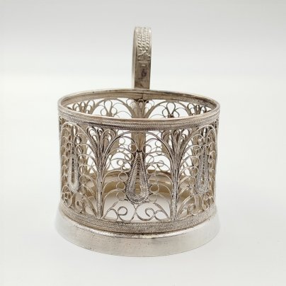 Подстаканник, выполненный в технике ажурной скани