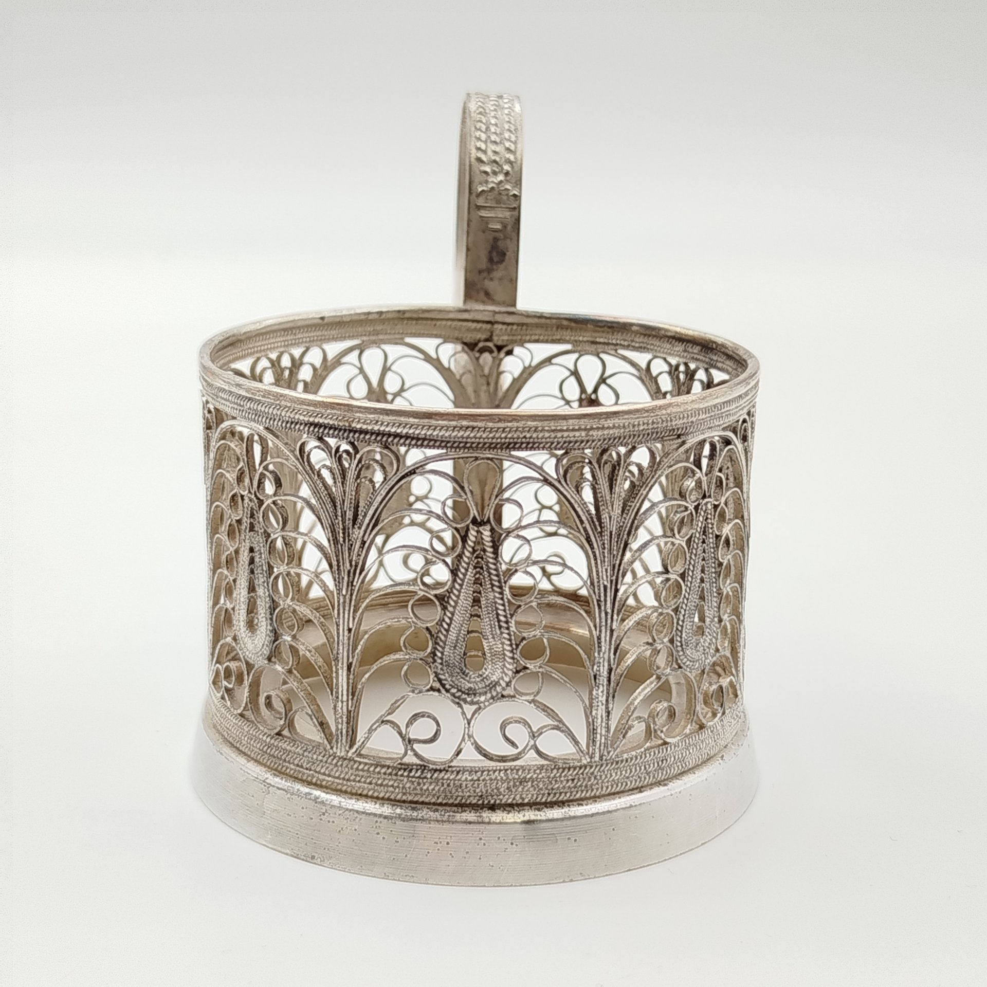 Подстаканник, выполненный в технике ажурной скани